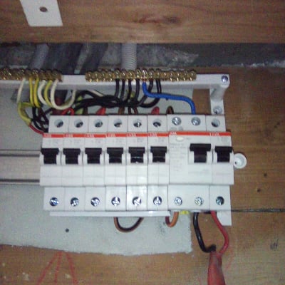 לוח חשמל עם מפסקים וחוטי חשמל צבעוניים
