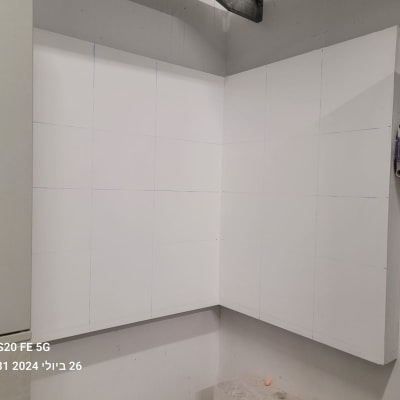 קיר גבס עם סימונים כחולים להתקנה