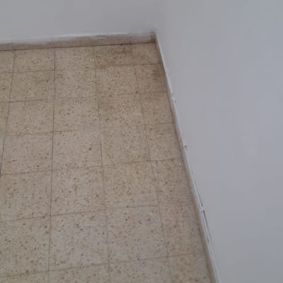 רצפה נקייה עם קירות לבנים