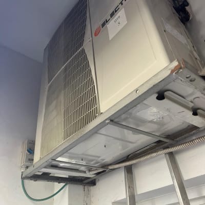 יחידת מיזוג אוויר מותקנת על קיר חיצוני