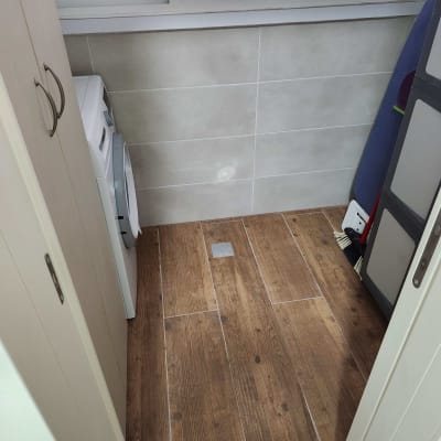 רצפת עץ חדשה וחיפוי קיר קרמי