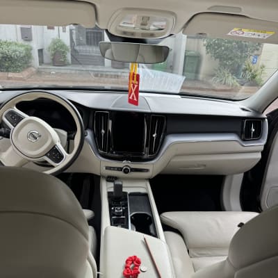 פנים רכב עם מושבים בהירים והגה, ללא אנשים