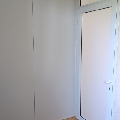 דלת אלומיניום עם חלון זכוכית