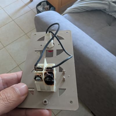 שקע חשמלי עם חוטים ביד