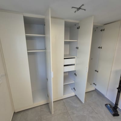 ארון פתוח עם מדפים ודלתות פתוחות