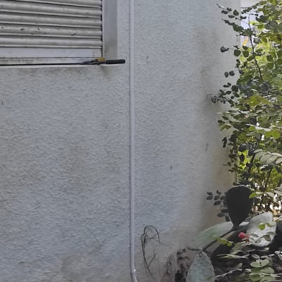 צינור מיזוג אוויר חיצוני מחובר לקיר