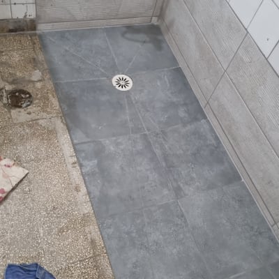 שיפוץ מקלחת עם אריחים חדשים ורצפה רטובה