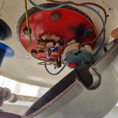 חוטי חשמל מחוברים לתרמוסטט על דוד מים