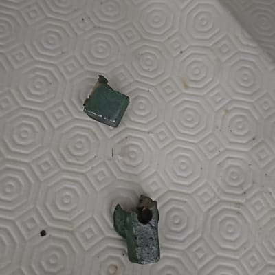 חלקי מתכת שבורים על רקע לבן