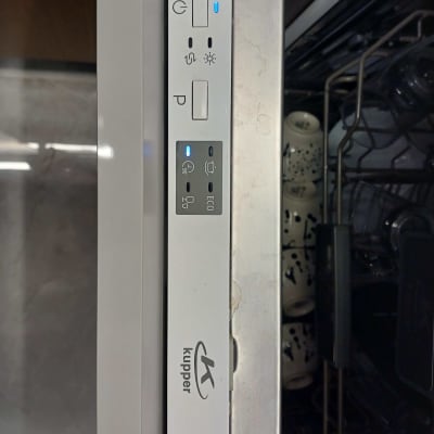 לוח בקרה של מדיח כלים עם כפתורים ותצוגה