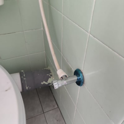 ברז מים מחובר לקיר עם צינור