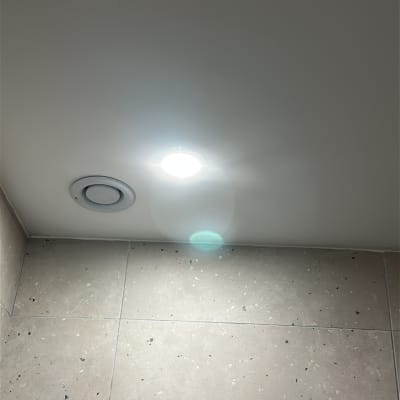 תאורה בתקרה עם אריחי קרמיקה