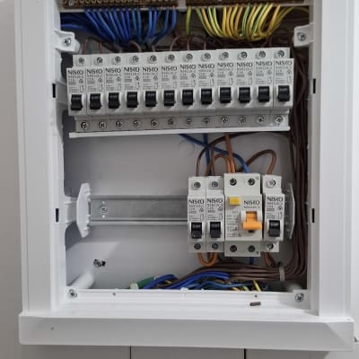 לוח חשמל עם חוטים ומפסקים