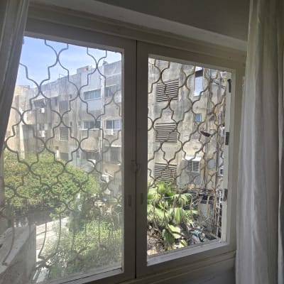 חלון עם סורג נוף חיצוני של בניינים