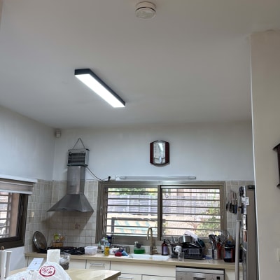 מטבח עם תאורה ותנור קולט אדים