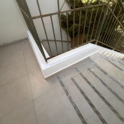 מעקה מתכת ומדרגות עם תיקוני צבע