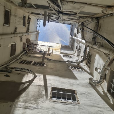 חוטי חשמל וצינורות על קירות בניין ישן