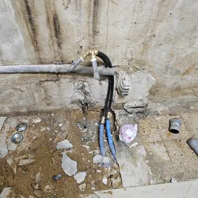 צינורות מים חשופים בקיר עם חיבורים