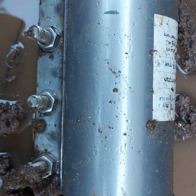 תיקון צינור עם חבק מתכת וברגים