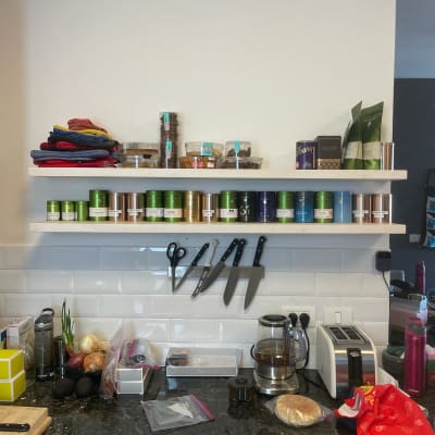 מטבח עם מדפים, סכינים וכלי מטבח על הקיר