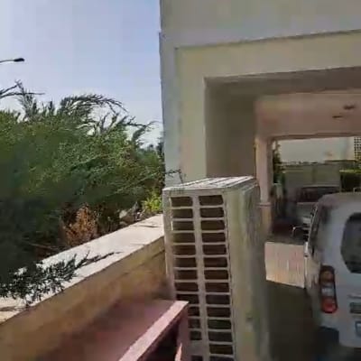 יחידת מיזוג אוויר חיצונית מותקנת ליד קיר בניין