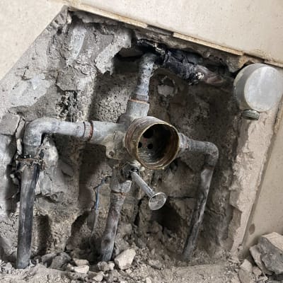 צנרת חשופה בקיר עם תיקונים נדרשים