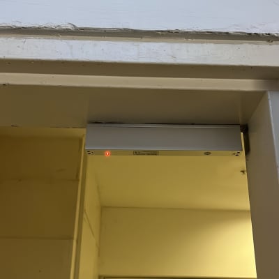 מערכת אינטרקום מותקנת מעל דלת כניסה