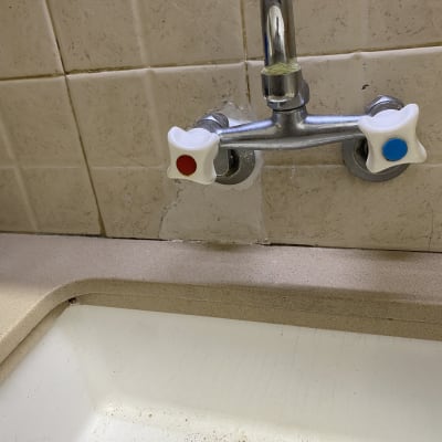 ברז עם ידיות אדומה וכחולה מעל כיור