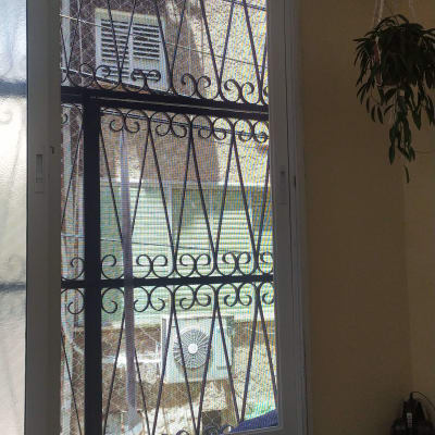 חלון אלומיניום עם סורגי מתכת מעוצבים