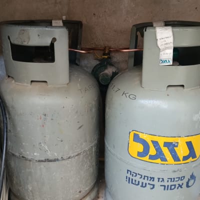 שני בלוני גז עם צינור חיבור