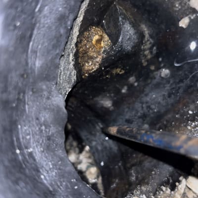 צינור עם חלודה ומים בתוכו