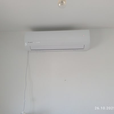 מזגן מותקן על קיר עם שלט רחוק