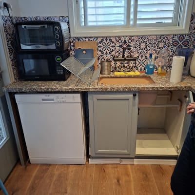 מטבח עם מדיח כלים, כיור וברז, מיקרוגל ותנור