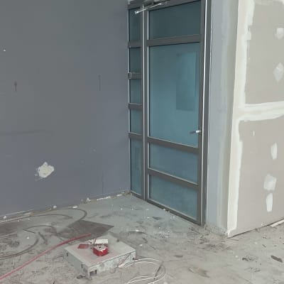 דלת זכוכית עם מסגרת מתכת, רצפה עם חוטים