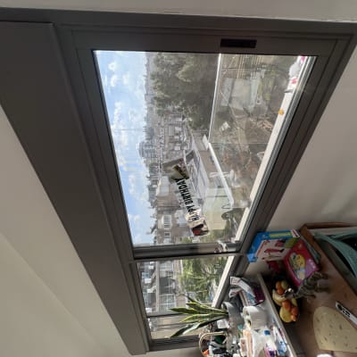 תריסים אפורים סגורים על חלון גדול