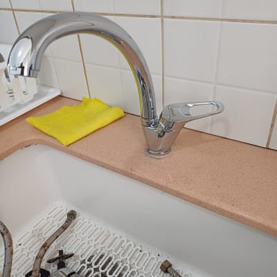 ברז חדש מותקן בכיור עם צינורות ישנים