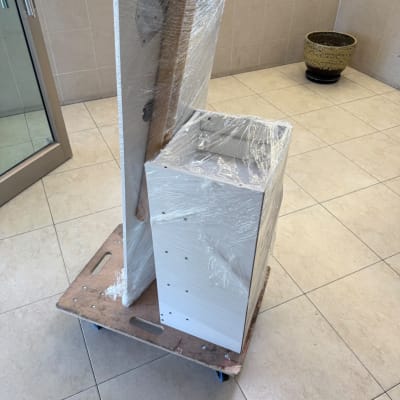 אריזת רהיט בניילון נצמד והעברתו על עגלת הובלה