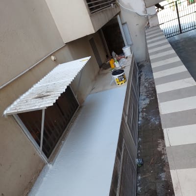 דלי צבע וכלי עבודה לאיטום על משטח