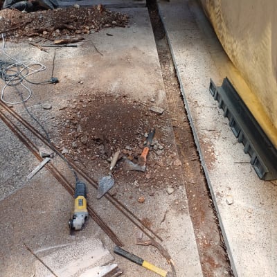 כלי עבודה ושיפוץ על רצפת בטון