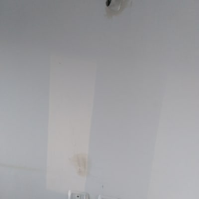 חוטי חשמל יוצאים מהקיר ליד שקע ומתג