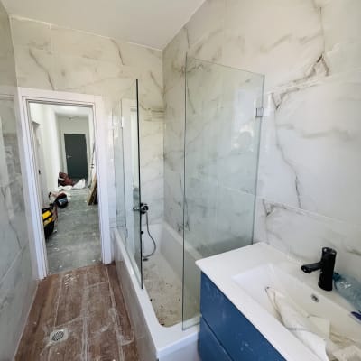 חדר אמבטיה עם אמבטיה, כיור ומקלחון זכוכית