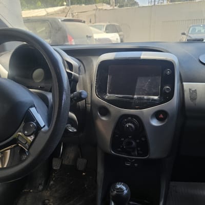 פנים רכב עם הגה, לוח מחוונים ומערכת בקרת אקלים