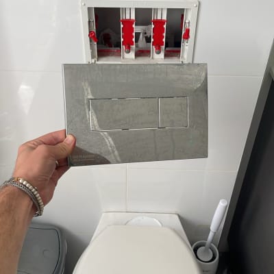 התקנת לחצן הדחה בשירותים עם מכסה פתוח