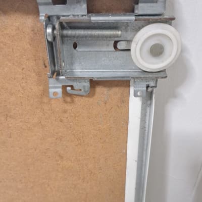 מסילה מתכתית עם גלגל על לוח עץ