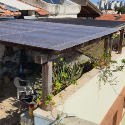 פרגולה מעץ עם צמחים מסביב