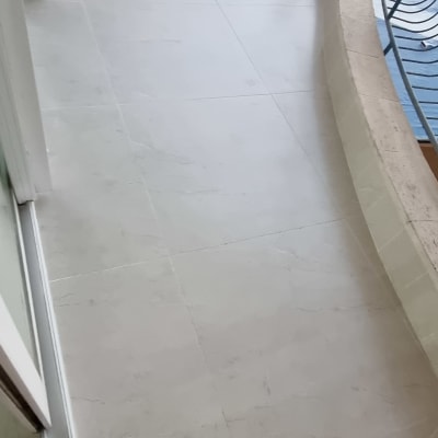 מרפסת עם ריצוף חדש וניקוז מים