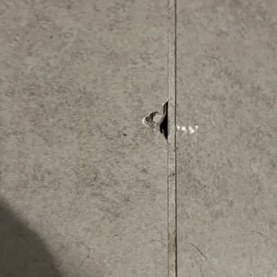 אריח רצפה עם סדק קטן