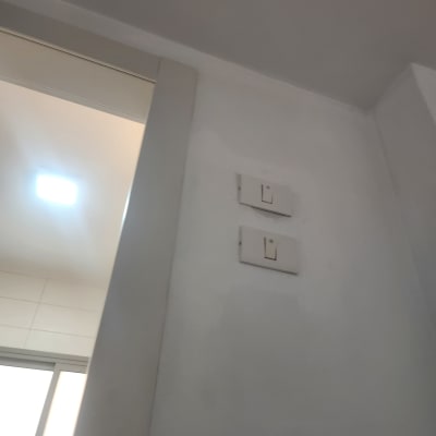 שני מתגי חשמל על קיר לבן