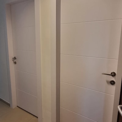 שתי דלתות לבנות עם ידיות מתכת