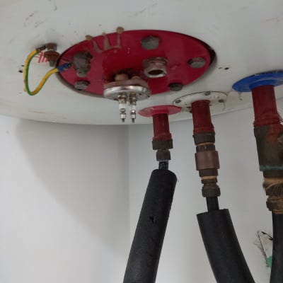 חיבורים חשמליים וצינורות מתחת לדוד מים